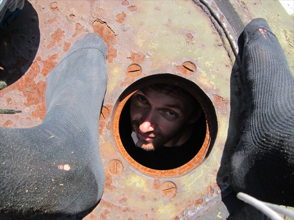 Макс сквозь дырочку в башне танка